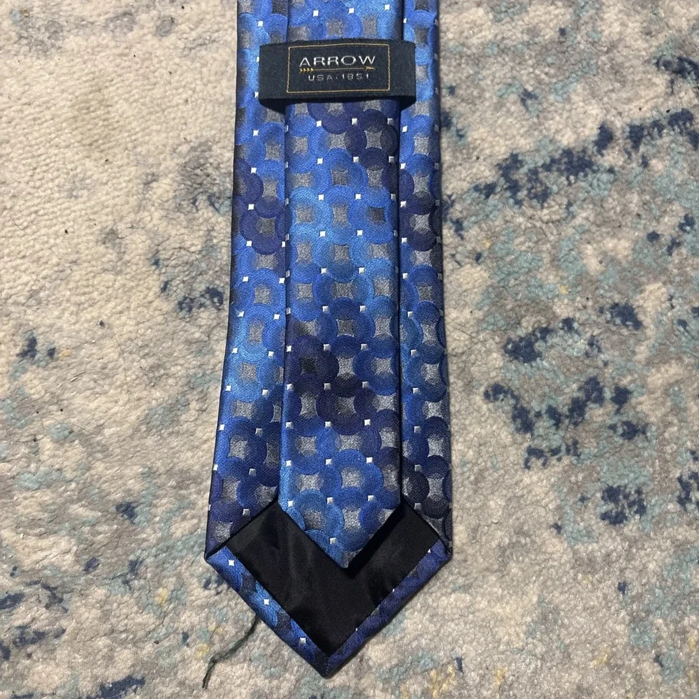 Arrow Neck Tie 100% Polyester Pre Owned but in Excellent Shape Very Stylish
